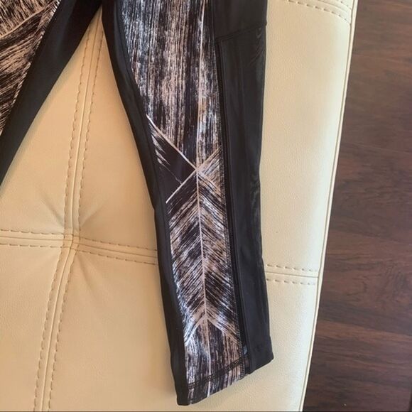 Lululemon Hot To Street Crop Size: 4 - Picture 8 of 12